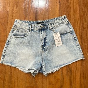 Automet Jean Shorts Women’s size large Light Wash zipper pockets high waist raw